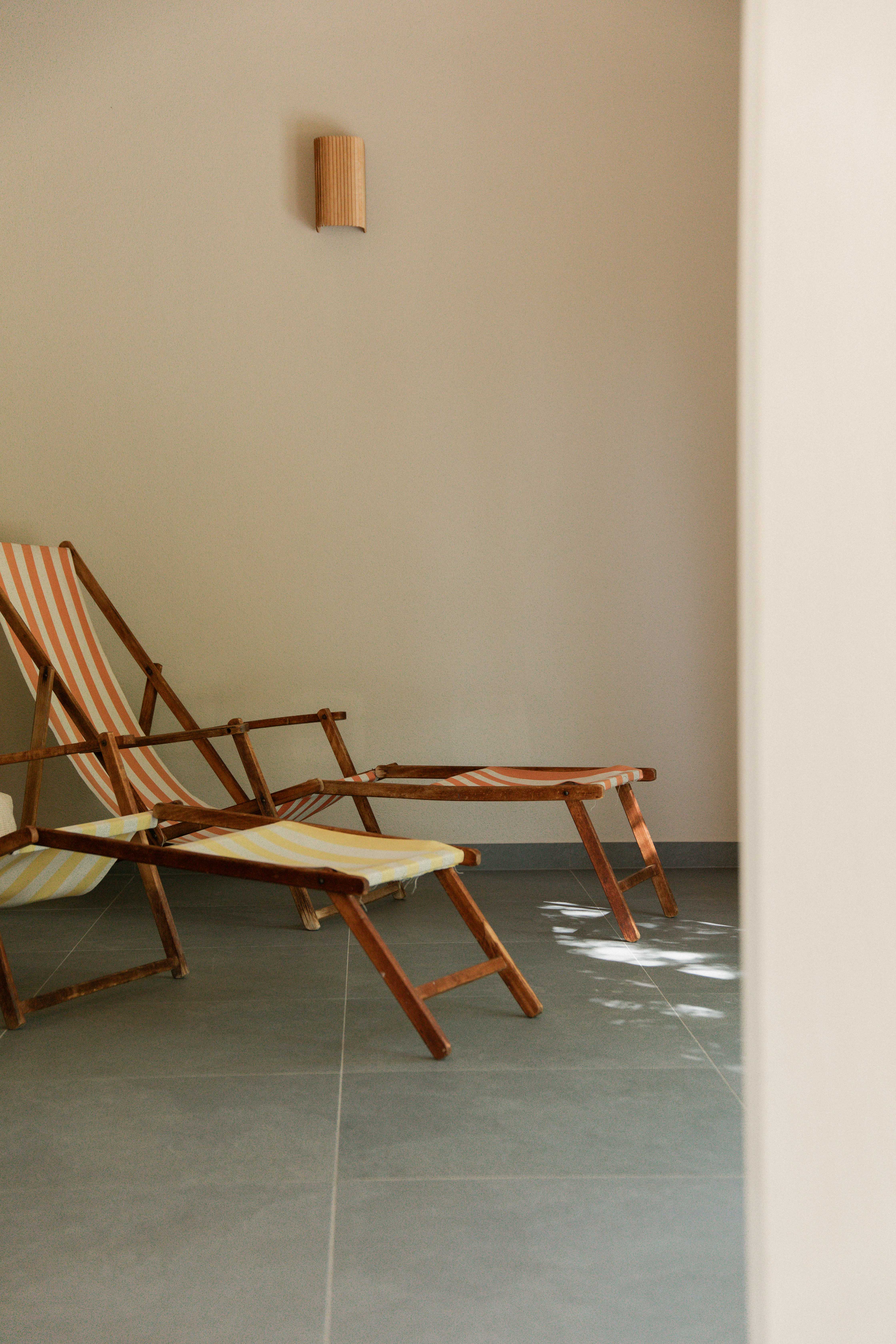 Liegestühle im Saunabereich